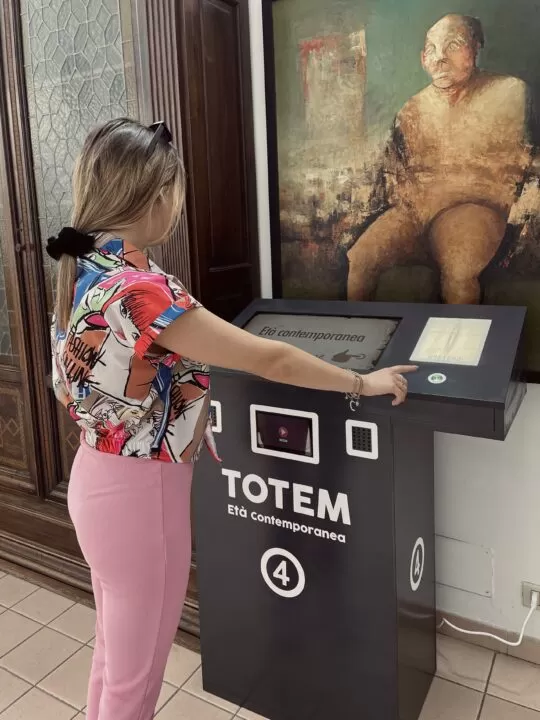 I totem sono disposti in tutte le sale del museo di supporto alle opere a cui fanno riferimento i contenuti multimediali dei video