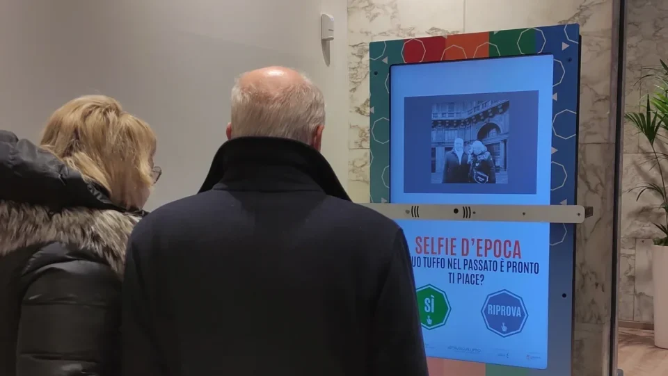 AI Selfie Totem per scatto d'epoca presso l'Arnaboldi Hub in occasione della mostra temporanea sulla storia della Cupola Arnaboldi (Pavia)