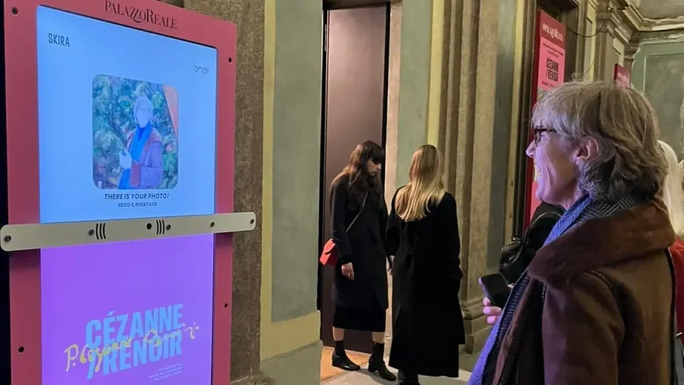 AI Selfie Totem per Skira a Palazzo Reale in occasione della mostra "C&egrave;zanne et Renoir" (Milano)