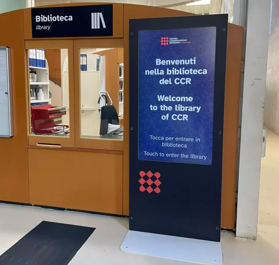 Totem interattivo per la ricerca di volumi all'interno della Biblioteca del CCR di Venaria (Torino)