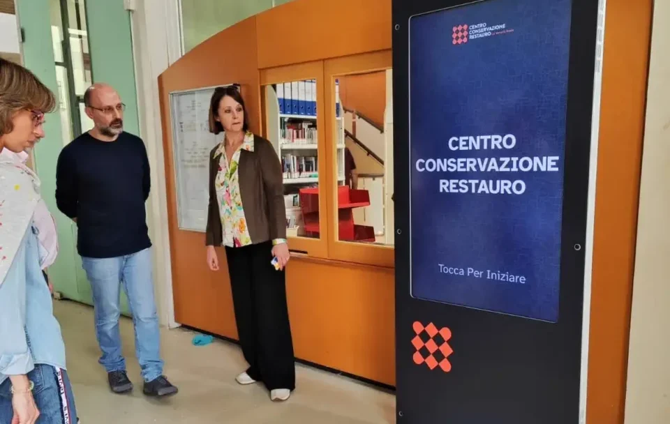 Totem interattivo per la ricerca di volumi all'interno della Biblioteca del CCR di Venaria (Torino)