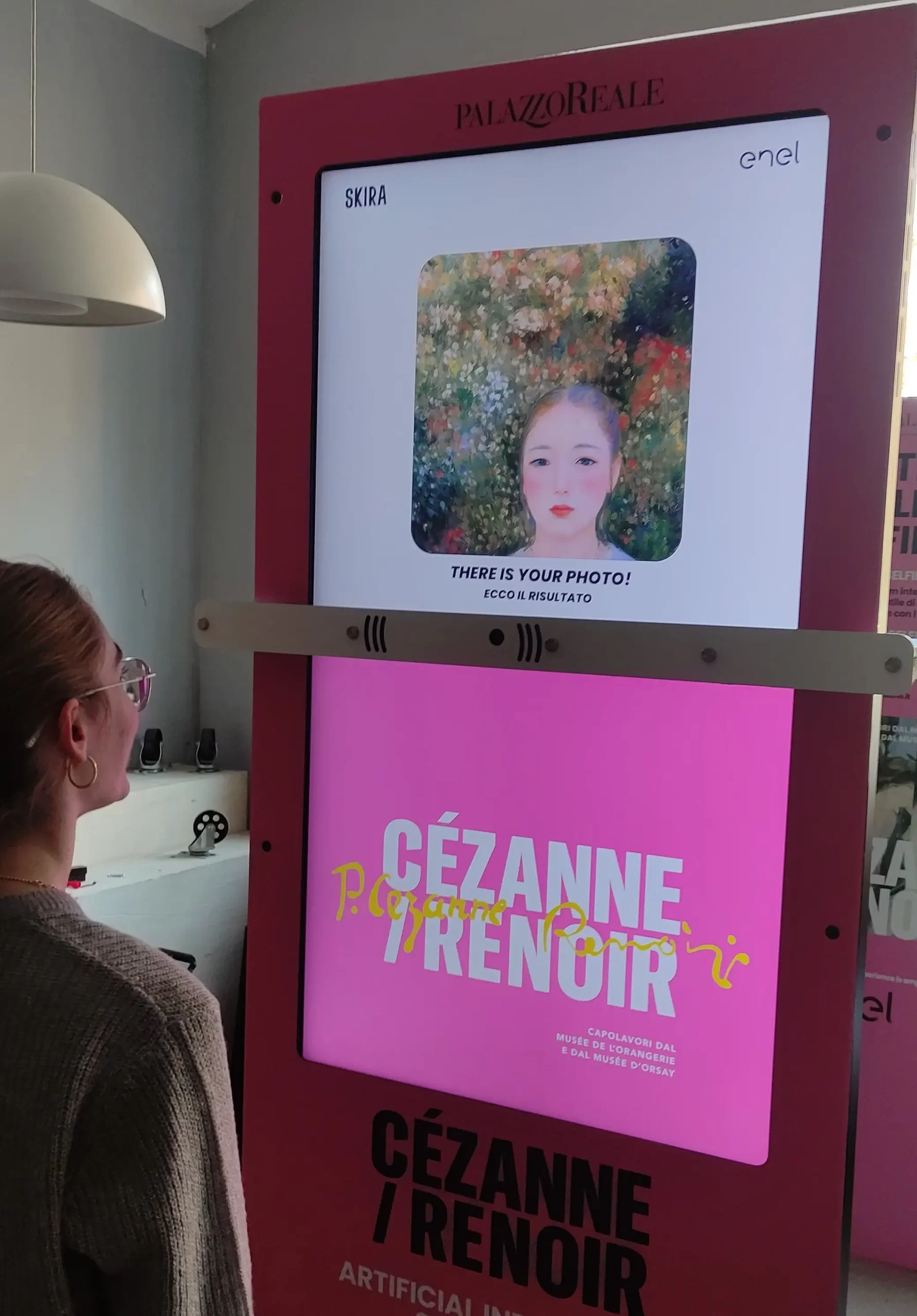La nostra geca Letizia scatta un selfie con il totem nel nostro Fab Lab.