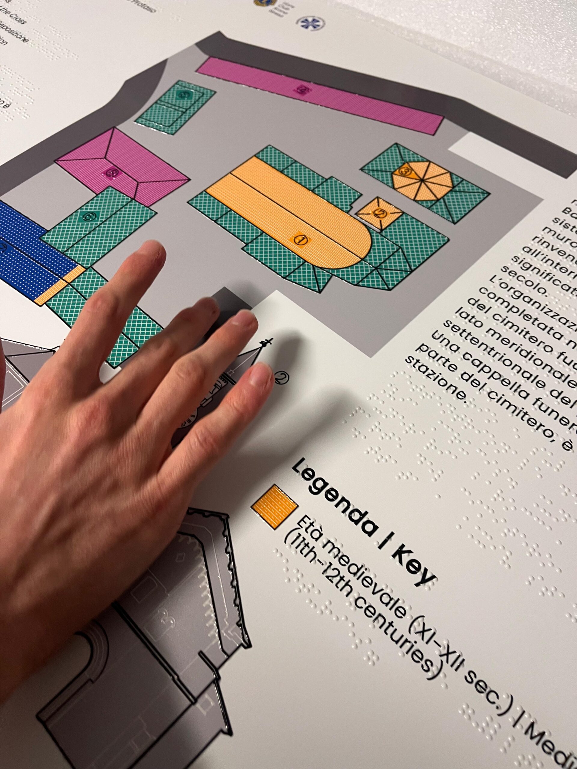 Mappa tattile per accessibilit&agrave; museale con scritte in rilievo e Braille