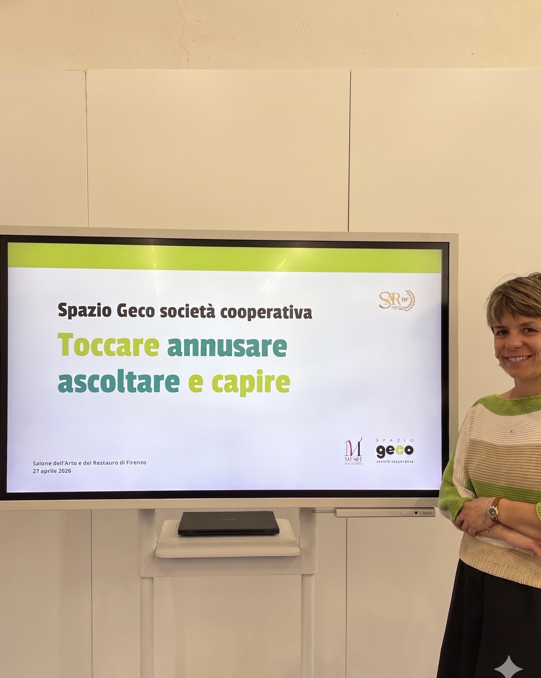 Marianna di Spazio Geco presenta il talk "Toccare, annusare, ascoltare e capire" al Salone dell'Arte e del Restauro di Firenze.