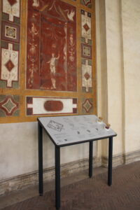 La postazione multisensoriale lungo l'emiciclo di Villa Giulia dedicata all'esplorazione olfattiva e tattile dell'affresco degli amorini, con ampolle contenenti rose e gelsomini